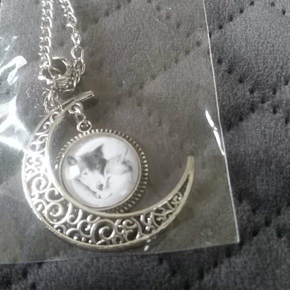 Wolf and crescent moon necklace - Picture 2 of 3